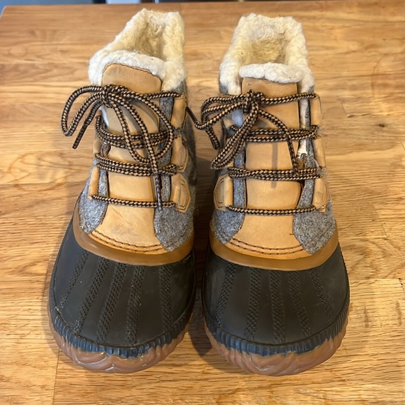 SOREL Out and About Boots - Picture 2 of 4